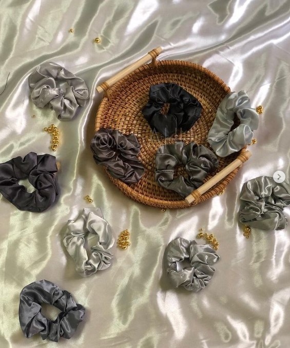 Satin scrunchies 10 pcs - Black & Gray collection
 بكل ساتان 10 قطع - مجموعة الاسود و السكني